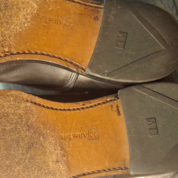 Comfortable shoes worn with a small tear on the front and little wear on the bot - Picture 5 of 7